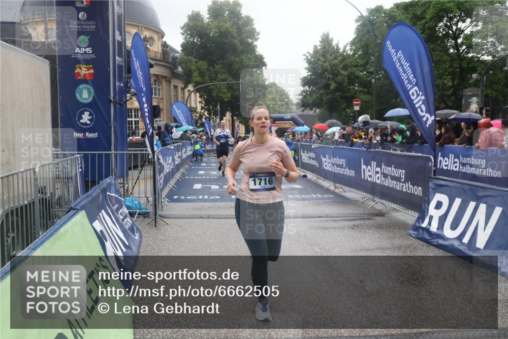 30.06.2024 - hella hamburg halbmarathon Lena Gebhardt http://msf.ph/oto/6662505 30.06.2024 12:27:27 Ziel 1716, 1909, 3887, 6516, 7420 meine-sportfotos.de