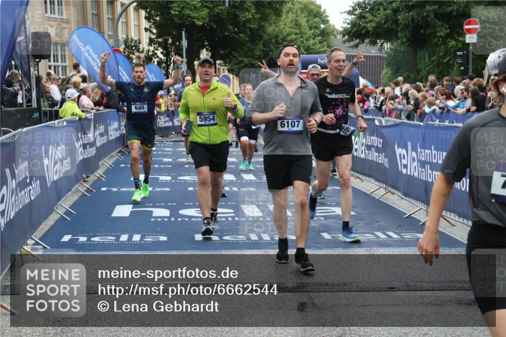 30.06.2024 - hella hamburg halbmarathon Lena Gebhardt http://msf.ph/oto/6662544 30.06.2024 11:13:37 Ziel 640, 2691, 2726, 4126, 4175, 4257, 4681, 4842, 5954, 6093, 6107, 6644, 7584, 7618, 8094, 10278, 10834, 10962, 11169, 11985 meine-sportfotos.de