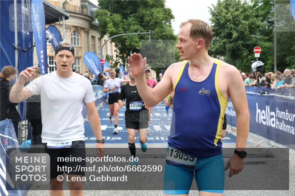 30.06.2024 - hella hamburg halbmarathon Lena Gebhardt http://msf.ph/oto/6662590 30.06.2024 10:42:21 Ziel 675, 1544, 2275, 2887, 4943, 5900, 6448, 8802, 9570, 10122, 10200, 12198, 12219, 13055 meine-sportfotos.de