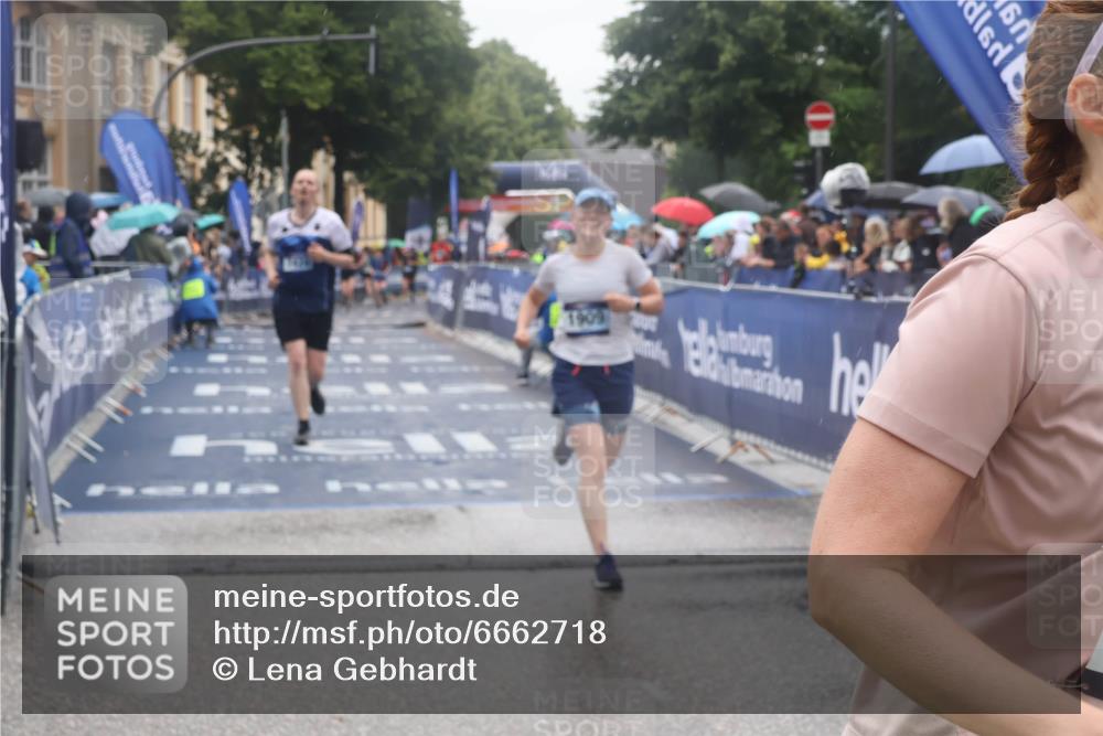 30.06.2024 - hella hamburg halbmarathon Lena Gebhardt http://msf.ph/oto/6662718 30.06.2024 12:27:28 Ziel 1716, 1909, 3887, 7420 meine-sportfotos.de