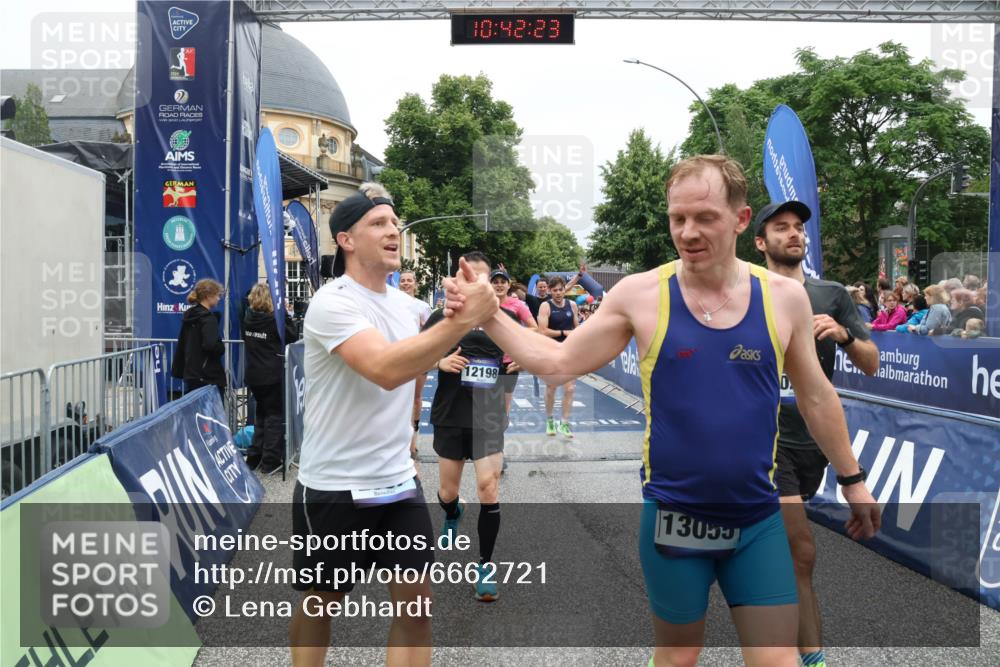 30.06.2024 - hella hamburg halbmarathon Lena Gebhardt http://msf.ph/oto/6662721 30.06.2024 10:42:22 Ziel 675, 1544, 2275, 2887, 4943, 5900, 6448, 8072, 8802, 9570, 10122, 10200, 12198, 12219, 13055 meine-sportfotos.de