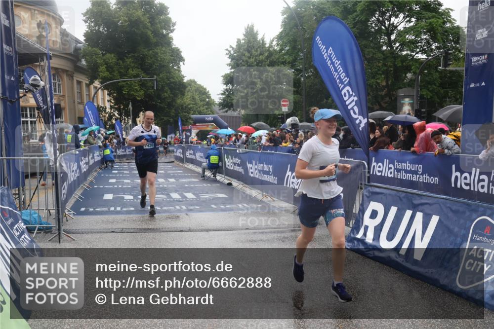 30.06.2024 - hella hamburg halbmarathon Lena Gebhardt http://msf.ph/oto/6662888 30.06.2024 12:27:29 Ziel 1716, 1909, 7420 meine-sportfotos.de