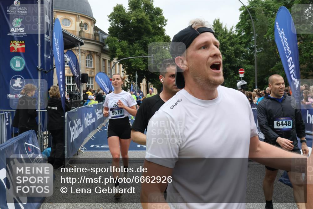 30.06.2024 - hella hamburg halbmarathon Lena Gebhardt http://msf.ph/oto/6662926 30.06.2024 10:42:23 Ziel 675, 1544, 2275, 2887, 4943, 5900, 6448, 8072, 8802, 9570, 10122, 10200, 12198, 12219 meine-sportfotos.de