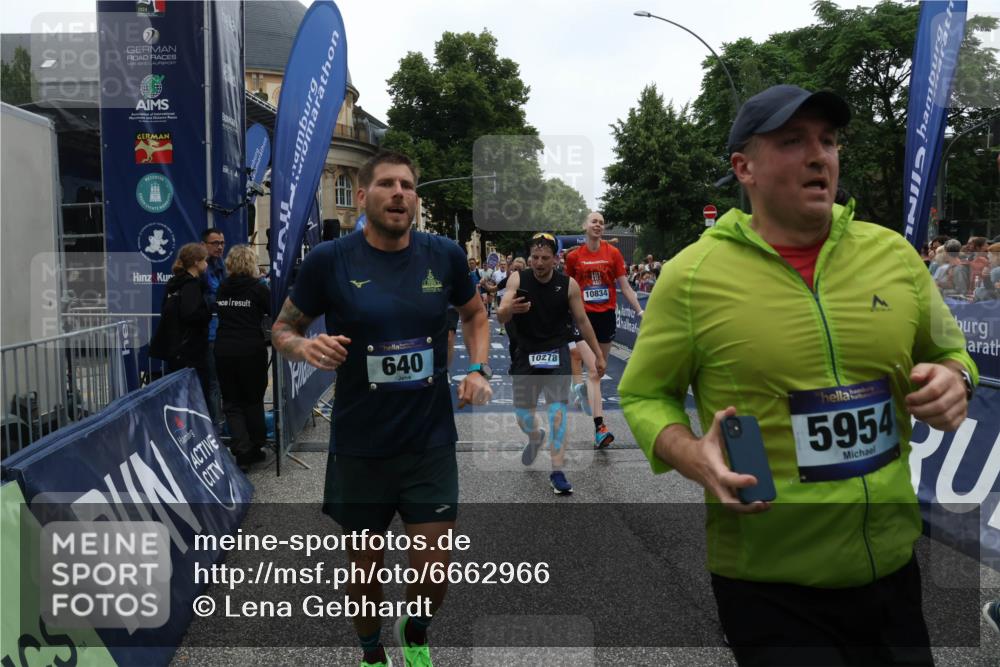 30.06.2024 - hella hamburg halbmarathon Lena Gebhardt http://msf.ph/oto/6662966 30.06.2024 11:13:40 Ziel 640, 1295, 1450, 2691, 2726, 3635, 3811, 4126, 4175, 4257, 4681, 4842, 5954, 6107, 6644, 7584, 7618, 8094, 9773, 10278, 10834, 10962, 11985 meine-sportfotos.de