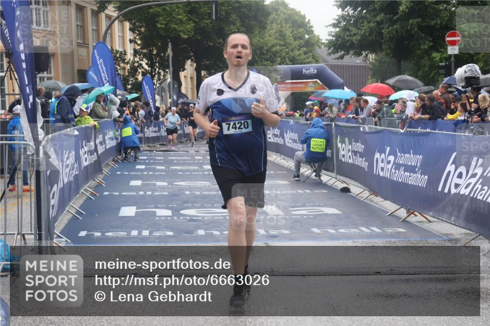30.06.2024 - hella hamburg halbmarathon Lena Gebhardt http://msf.ph/oto/6663026 30.06.2024 12:27:30 Ziel 1716, 1909, 7420 meine-sportfotos.de