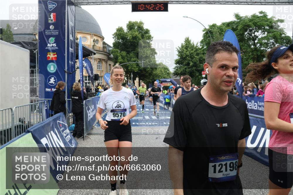 30.06.2024 - hella hamburg halbmarathon Lena Gebhardt http://msf.ph/oto/6663060 30.06.2024 10:42:24 Ziel 675, 1544, 2275, 5900, 6448, 7321, 8072, 8802, 9570, 10122, 10200, 12198, 12219 meine-sportfotos.de