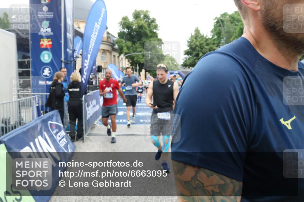 30.06.2024 - hella hamburg halbmarathon Lena Gebhardt http://msf.ph/oto/6663095 30.06.2024 11:13:41 Ziel 640, 1136, 1295, 1450, 2691, 2726, 3635, 3811, 4126, 4175, 4257, 4681, 5954, 6107, 7584, 7618, 8094, 9773, 10276, 10278, 10464, 10834, 10962 meine-sportfotos.de