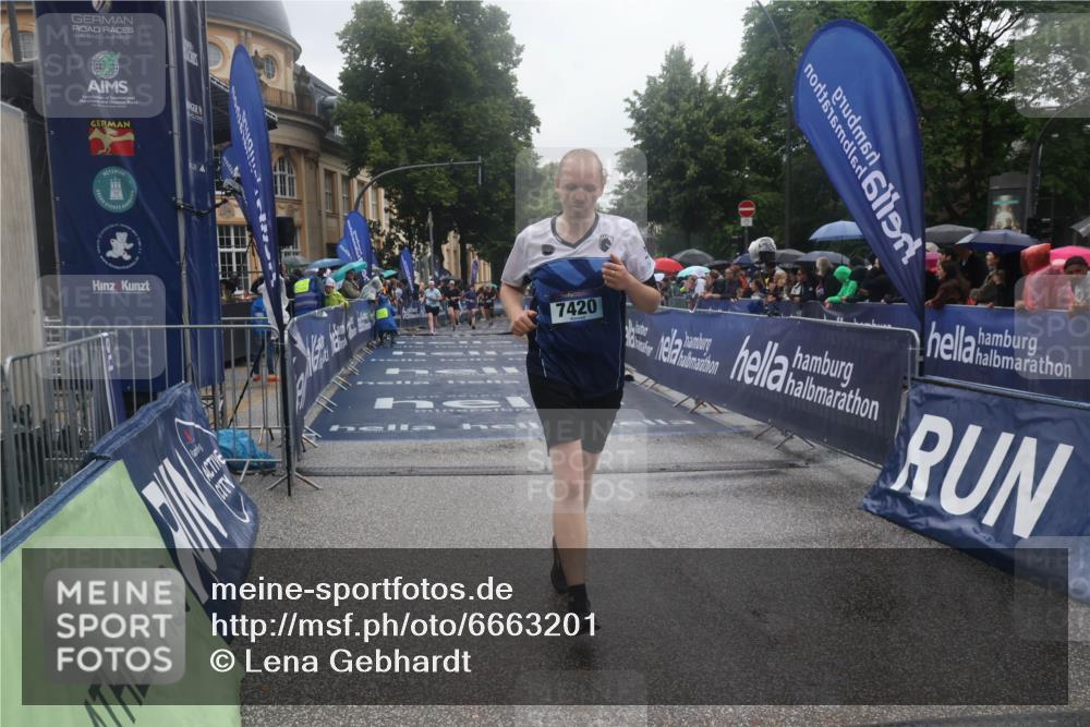 30.06.2024 - hella hamburg halbmarathon Lena Gebhardt http://msf.ph/oto/6663201 30.06.2024 12:27:31 Ziel 1909, 7420 meine-sportfotos.de