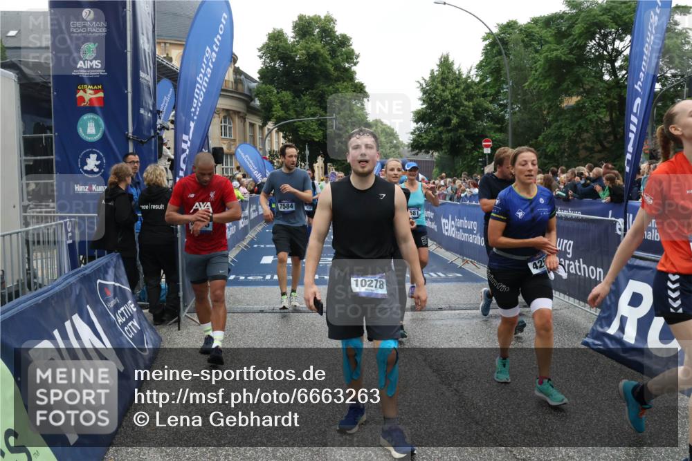 30.06.2024 - hella hamburg halbmarathon Lena Gebhardt http://msf.ph/oto/6663263 30.06.2024 11:13:42 Ziel 640, 1136, 1295, 1450, 2691, 2726, 3635, 3811, 4126, 4175, 4257, 4681, 5954, 6107, 7584, 8094, 9773, 10276, 10278, 10464, 10834, 10962 meine-sportfotos.de