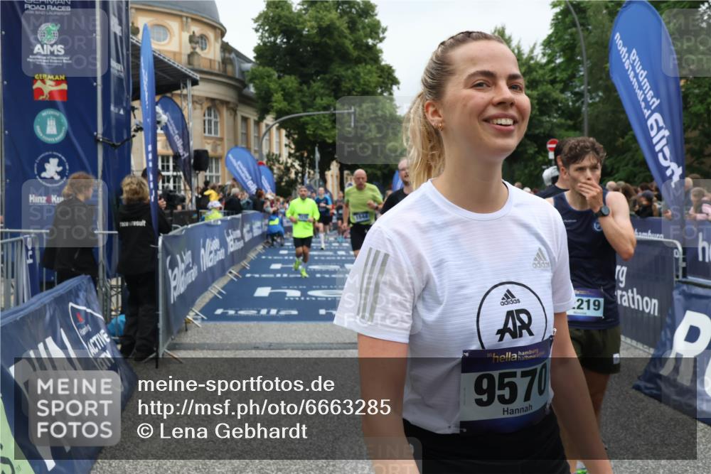 30.06.2024 - hella hamburg halbmarathon Lena Gebhardt http://msf.ph/oto/6663285 30.06.2024 10:42:25 Ziel 675, 1544, 2275, 5900, 6448, 7321, 8072, 8802, 9570, 10122, 10200, 12198, 12219 meine-sportfotos.de