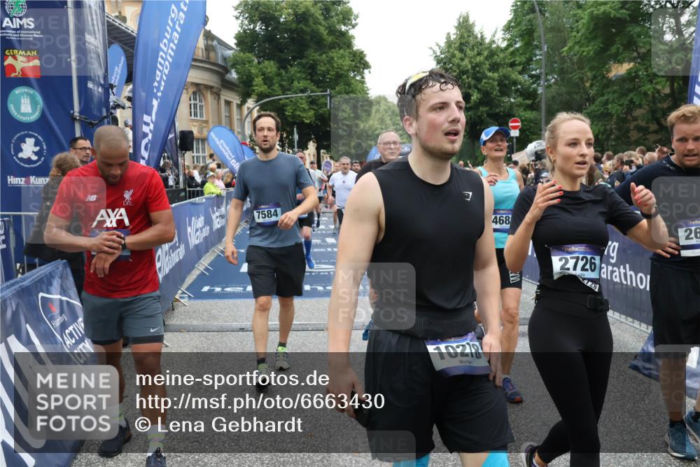 30.06.2024 - hella hamburg halbmarathon Lena Gebhardt http://msf.ph/oto/6663430 30.06.2024 11:13:43 Ziel 640, 1136, 1295, 1450, 2691, 2726, 3635, 3811, 4126, 4175, 4257, 4681, 5954, 6107, 7584, 8094, 9773, 10276, 10278, 10464, 10834, 10962, 13267 meine-sportfotos.de