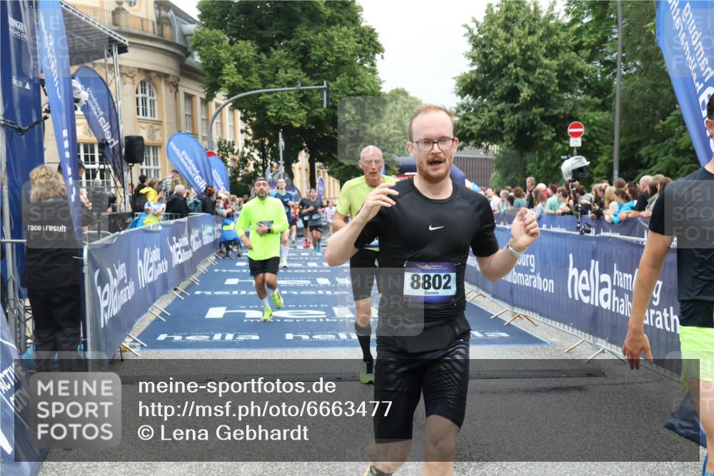 30.06.2024 - hella hamburg halbmarathon Lena Gebhardt http://msf.ph/oto/6663477 30.06.2024 10:42:26 Ziel 675, 1544, 2275, 5900, 6448, 7321, 8072, 8802, 9570, 10122, 10200, 11004, 11111, 12198, 12219 meine-sportfotos.de