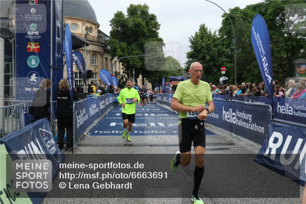 30.06.2024 - hella hamburg halbmarathon Lena Gebhardt http://msf.ph/oto/6663691 30.06.2024 10:42:27 Ziel 675, 1544, 2275, 5900, 7321, 8072, 8802, 8836, 9570, 10122, 11004, 11111, 12219 meine-sportfotos.de