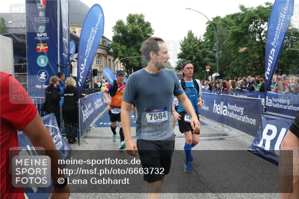 30.06.2024 - hella hamburg halbmarathon Lena Gebhardt http://msf.ph/oto/6663732 30.06.2024 11:13:45 Ziel 1136, 1295, 1450, 1535, 2691, 2726, 3635, 3811, 4175, 4257, 4681, 5457, 7584, 7838, 8094, 9773, 10276, 10278, 10464, 10834, 13267 meine-sportfotos.de