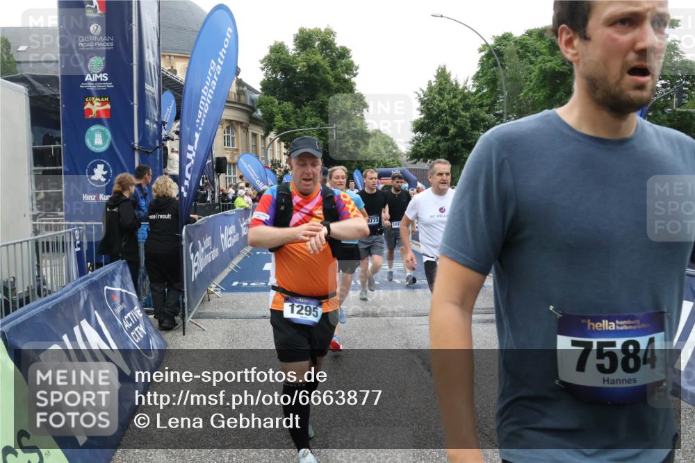30.06.2024 - hella hamburg halbmarathon Lena Gebhardt http://msf.ph/oto/6663877 30.06.2024 11:13:46 Ziel 1136, 1295, 1450, 1535, 2691, 2726, 3635, 3811, 4175, 4257, 4681, 4970, 5457, 6934, 7584, 7838, 8094, 9773, 10276, 10464, 10834, 13095, 13267 meine-sportfotos.de
