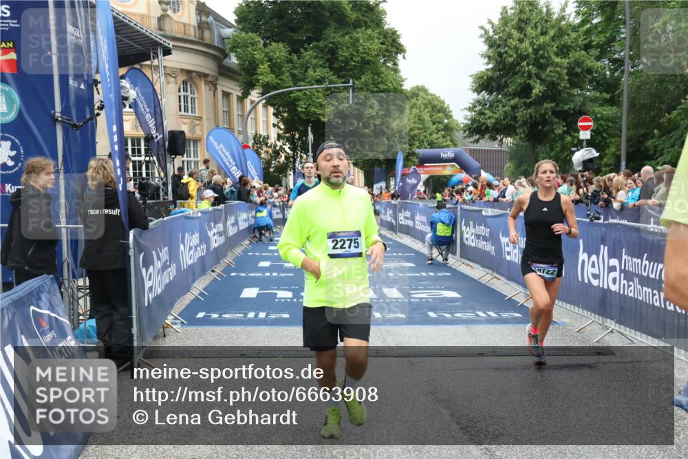 30.06.2024 - hella hamburg halbmarathon Lena Gebhardt http://msf.ph/oto/6663908 30.06.2024 10:42:28 Ziel 1544, 2254, 2275, 5900, 7321, 8072, 8789, 8802, 8836, 10122, 11004, 11023, 11111 meine-sportfotos.de