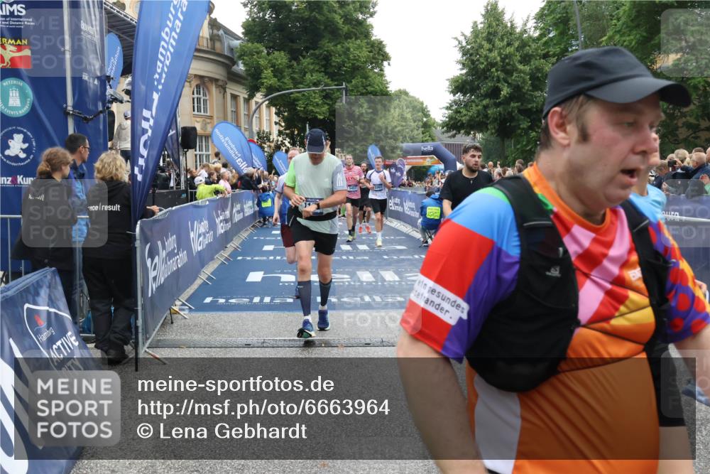 30.06.2024 - hella hamburg halbmarathon Lena Gebhardt http://msf.ph/oto/6663964 30.06.2024 11:13:47 Ziel 1136, 1295, 1450, 1535, 2691, 2726, 3635, 3811, 4595, 4681, 4970, 5457, 6934, 7584, 7838, 8094, 9347, 9773, 10276, 10464, 13095, 13267 meine-sportfotos.de