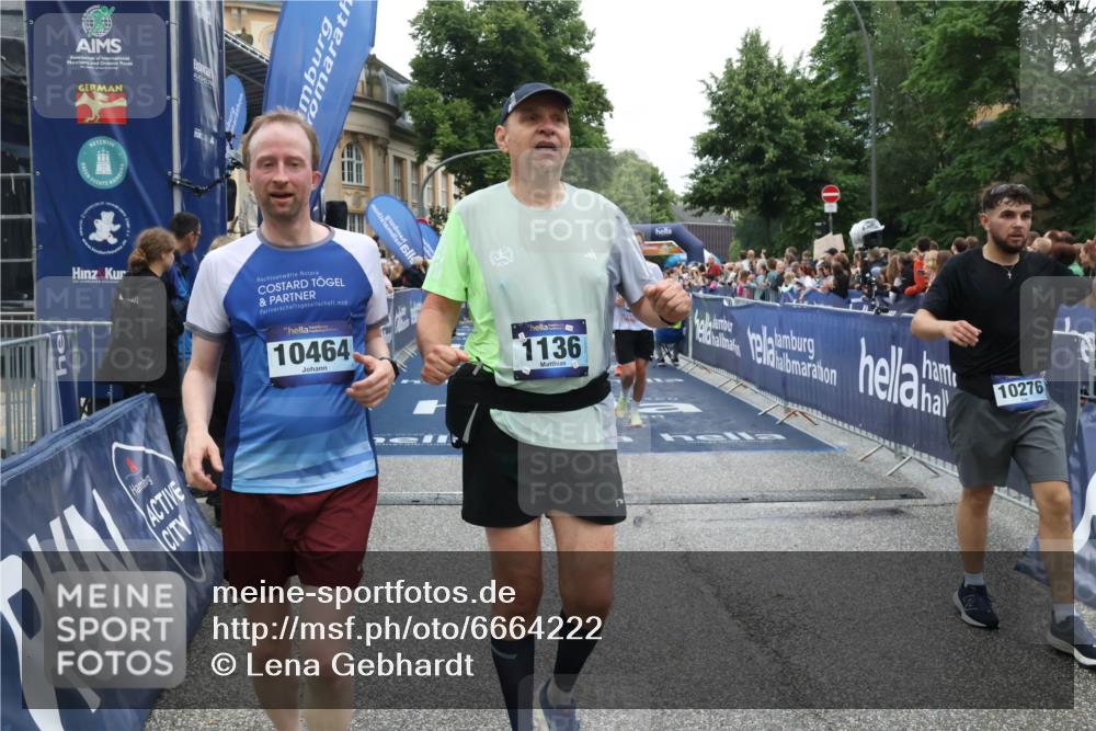 30.06.2024 - hella hamburg halbmarathon Lena Gebhardt http://msf.ph/oto/6664222 30.06.2024 11:13:49 Ziel 1136, 1295, 1450, 1535, 2724, 3635, 3811, 4595, 4970, 5457, 6934, 7838, 9347, 9773, 10276, 10464, 13095, 13267 meine-sportfotos.de