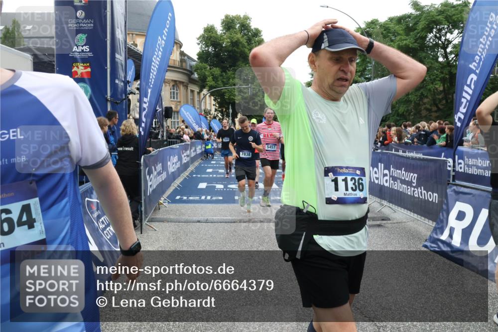 30.06.2024 - hella hamburg halbmarathon Lena Gebhardt http://msf.ph/oto/6664379 30.06.2024 11:13:50 Ziel 1032, 1136, 1295, 1305, 1450, 1535, 2724, 3635, 3811, 4595, 4970, 5457, 6410, 6934, 7838, 9347, 9773, 10276, 10464, 13095, 13267 meine-sportfotos.de