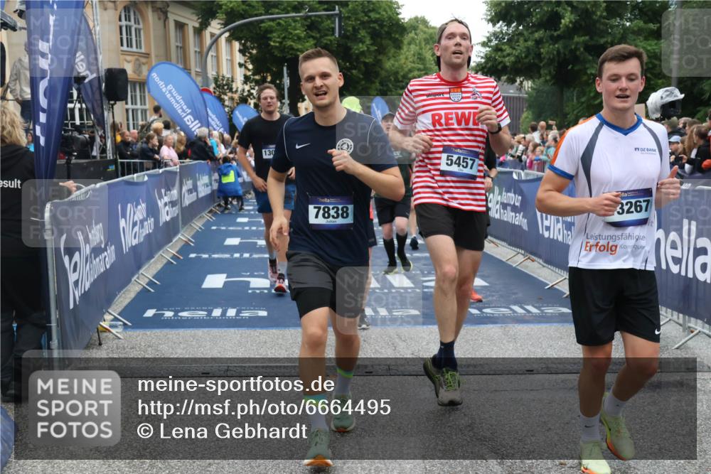 30.06.2024 - hella hamburg halbmarathon Lena Gebhardt http://msf.ph/oto/6664495 30.06.2024 11:13:51 Ziel 1032, 1136, 1305, 1535, 2724, 3226, 3635, 3811, 4595, 4970, 5060, 5457, 6243, 6410, 6934, 7838, 9347, 9773, 9875, 10276, 10464, 13095, 13267 meine-sportfotos.de