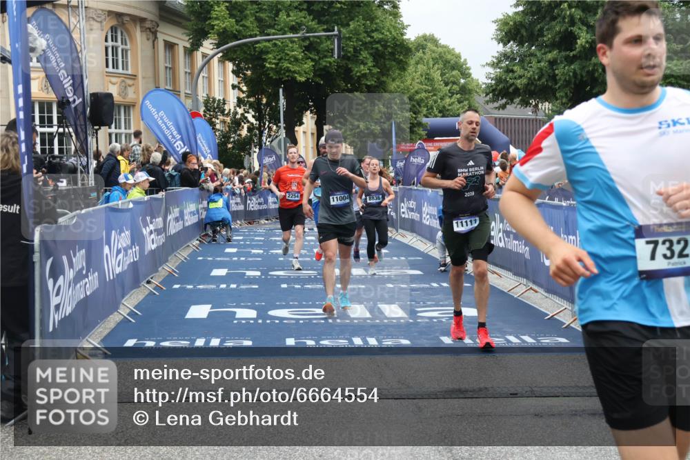 30.06.2024 - hella hamburg halbmarathon Lena Gebhardt http://msf.ph/oto/6664554 30.06.2024 10:42:32 Ziel 2254, 2275, 6912, 7321, 8072, 8789, 8836, 10122, 11004, 11023, 11111 meine-sportfotos.de
