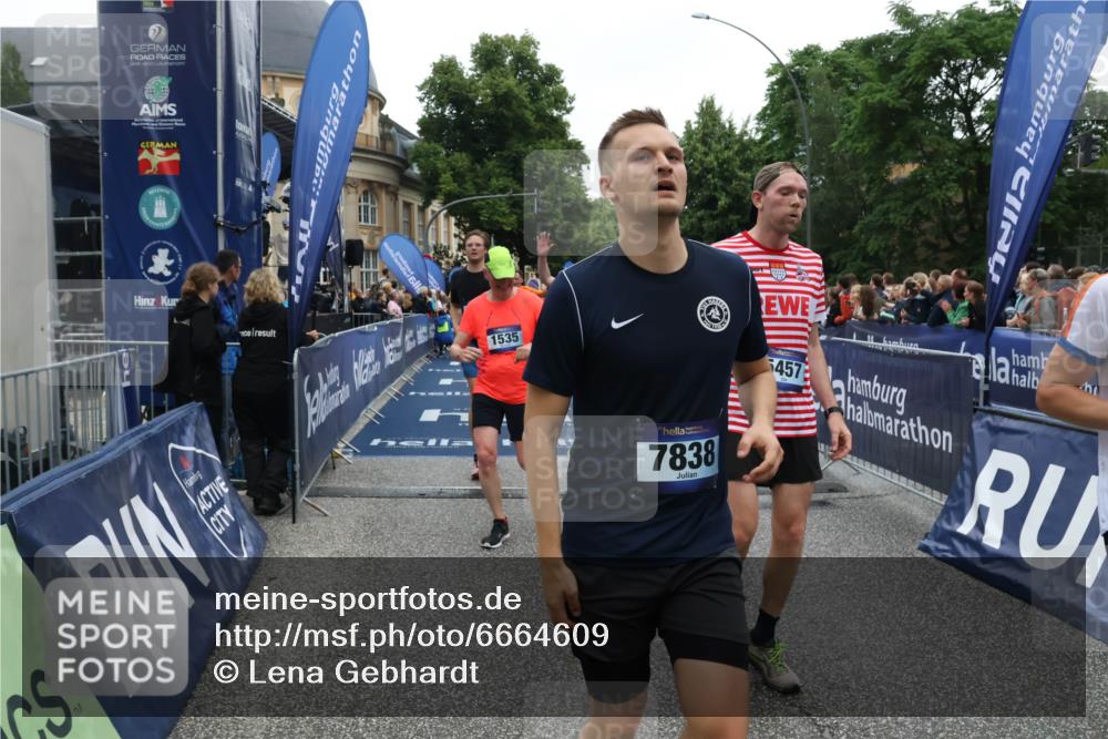 30.06.2024 - hella hamburg halbmarathon Lena Gebhardt http://msf.ph/oto/6664609 30.06.2024 11:13:52 Ziel 1032, 1136, 1305, 1535, 2724, 3226, 4595, 4970, 5060, 5457, 6243, 6410, 6675, 6934, 7838, 9052, 9054, 9347, 9773, 9875, 10276, 10464, 13095, 13267 meine-sportfotos.de