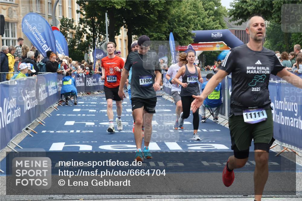 30.06.2024 - hella hamburg halbmarathon Lena Gebhardt http://msf.ph/oto/6664704 30.06.2024 10:42:33 Ziel 2254, 6912, 7321, 8072, 8789, 8836, 10122, 11004, 11023, 11111 meine-sportfotos.de