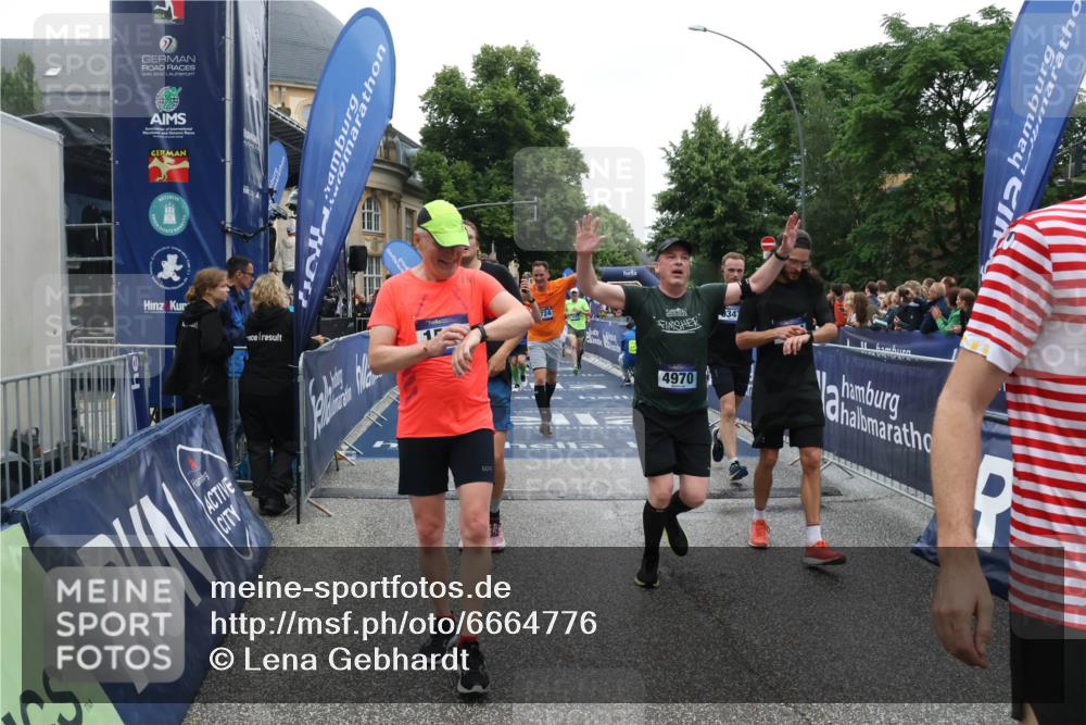 30.06.2024 - hella hamburg halbmarathon Lena Gebhardt http://msf.ph/oto/6664776 30.06.2024 11:13:53 Ziel 1032, 1136, 1305, 1358, 1535, 2724, 3226, 4595, 4970, 5060, 5457, 6243, 6410, 6675, 6934, 7838, 9052, 9054, 9347, 9728, 9875, 10276, 10464, 13095, 13267, 13273 meine-sportfotos.de