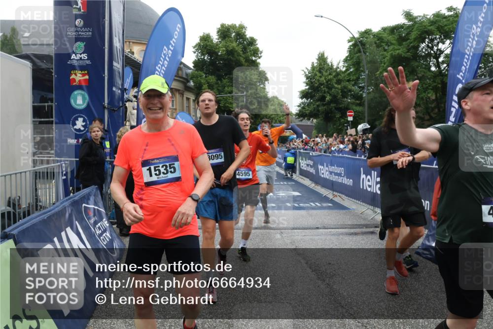 30.06.2024 - hella hamburg halbmarathon Lena Gebhardt http://msf.ph/oto/6664934 30.06.2024 11:13:54 Ziel 1032, 1305, 1358, 1535, 2724, 3226, 4595, 4970, 5060, 5457, 6243, 6410, 6675, 6934, 7838, 9052, 9054, 9347, 9728, 9875, 10189, 12037, 13095, 13267, 13273 meine-sportfotos.de