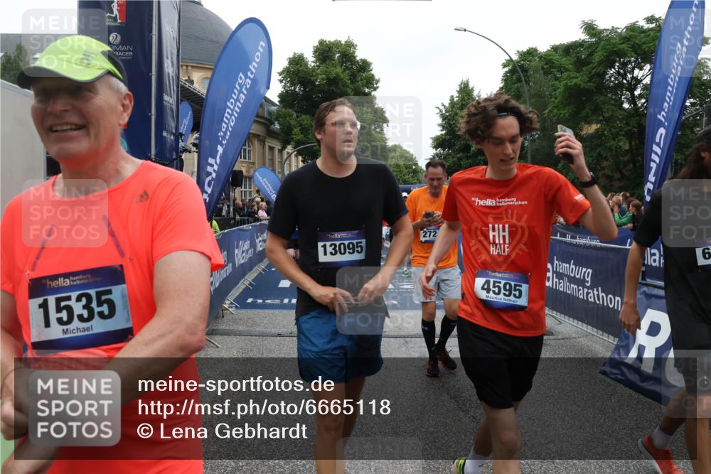 30.06.2024 - hella hamburg halbmarathon Lena Gebhardt http://msf.ph/oto/6665118 30.06.2024 11:13:55 Ziel 1032, 1305, 1358, 1535, 2724, 3226, 4595, 4970, 5060, 5457, 6243, 6410, 6675, 6934, 7838, 9052, 9054, 9347, 9728, 9875, 10189, 12037, 13095, 13267, 13273 meine-sportfotos.de