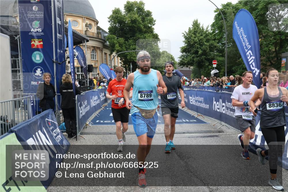 30.06.2024 - hella hamburg halbmarathon Lena Gebhardt http://msf.ph/oto/6665225 30.06.2024 10:42:36 Ziel 2165, 2254, 3431, 6331, 6912, 7321, 8789, 8836, 10376, 11004, 11023, 11111, 13087 meine-sportfotos.de