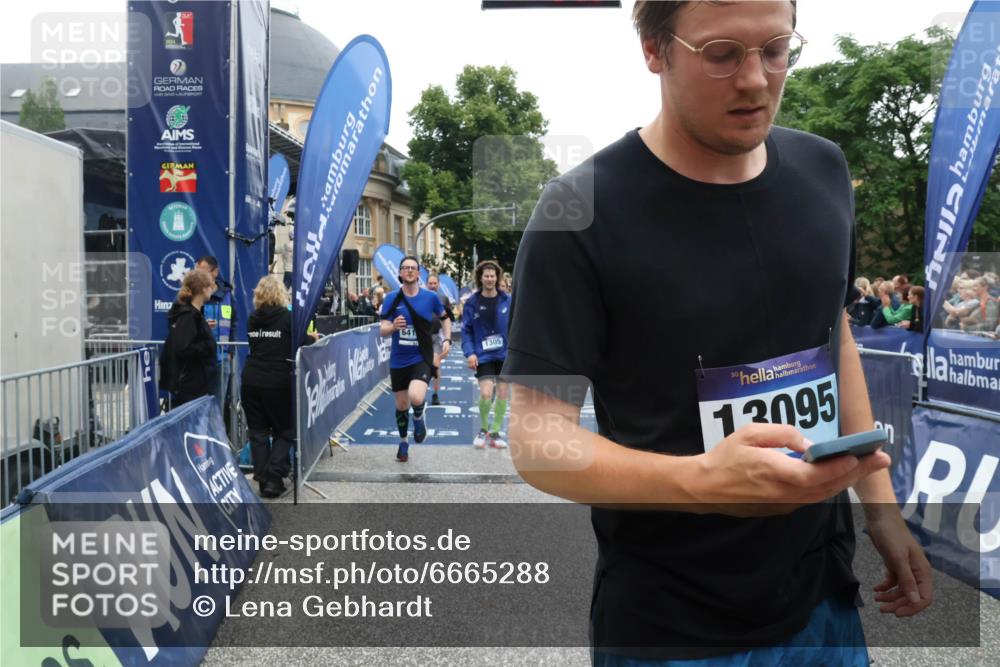 30.06.2024 - hella hamburg halbmarathon Lena Gebhardt http://msf.ph/oto/6665288 30.06.2024 11:13:56 Ziel 1032, 1305, 1358, 1535, 2724, 3226, 4595, 4615, 4970, 5060, 5398, 5457, 6243, 6410, 6675, 6934, 7838, 9052, 9054, 9347, 9728, 9875, 10189, 12037, 13095, 13273 meine-sportfotos.de