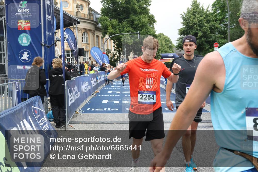 30.06.2024 - hella hamburg halbmarathon Lena Gebhardt http://msf.ph/oto/6665441 30.06.2024 10:42:37 Ziel 2165, 2254, 3431, 4256, 5879, 6331, 6912, 8789, 8836, 10376, 10990, 11004, 11023, 11111, 12271, 13087 meine-sportfotos.de