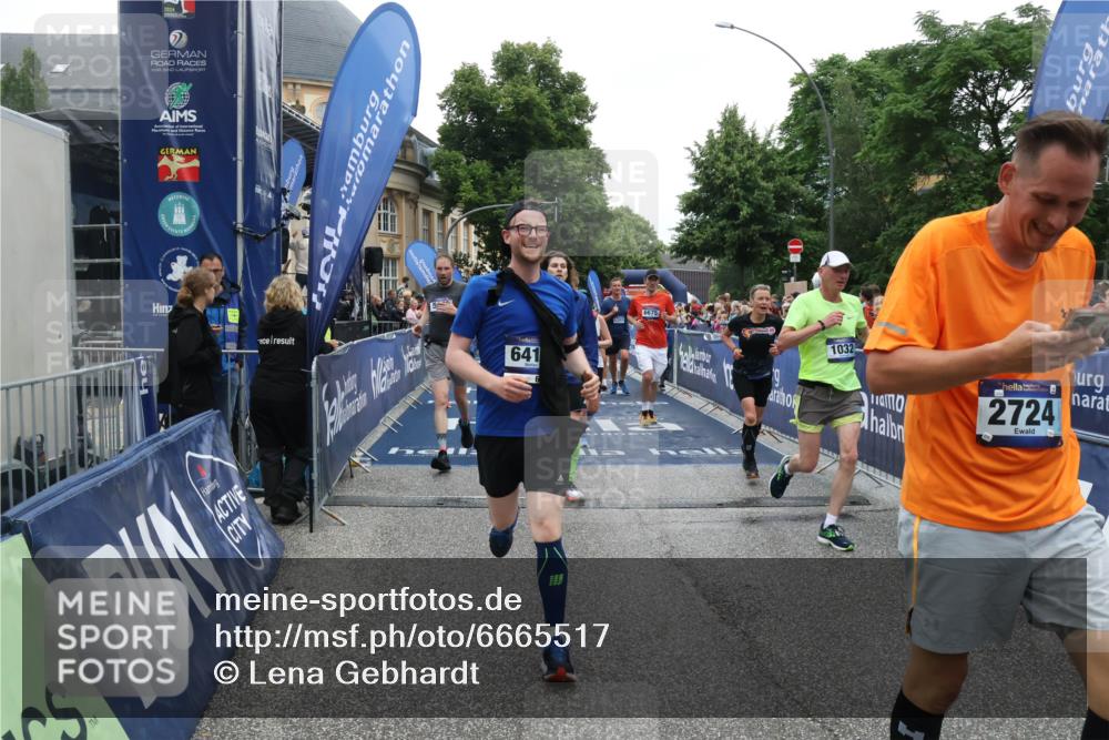 30.06.2024 - hella hamburg halbmarathon Lena Gebhardt http://msf.ph/oto/6665517 30.06.2024 11:13:57 Ziel 1032, 1305, 1358, 2724, 3226, 4595, 4615, 4970, 5060, 5398, 6243, 6410, 6675, 6934, 9052, 9054, 9347, 9728, 9875, 10189, 12037, 13095, 13273 meine-sportfotos.de