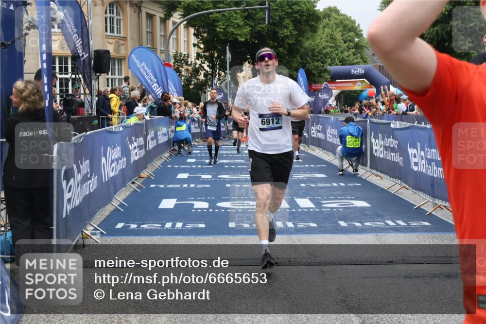 30.06.2024 - hella hamburg halbmarathon Lena Gebhardt http://msf.ph/oto/6665653 30.06.2024 10:42:38 Ziel 2165, 2254, 3431, 4256, 5879, 6331, 6912, 8789, 8836, 9973, 10376, 10990, 11004, 11023, 11111, 12271, 13087 meine-sportfotos.de
