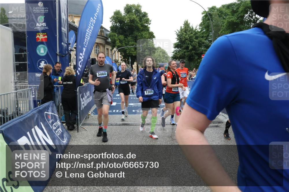 30.06.2024 - hella hamburg halbmarathon Lena Gebhardt http://msf.ph/oto/6665730 30.06.2024 11:13:58 Ziel 1032, 1305, 1358, 2724, 3226, 4595, 4615, 4970, 5060, 5398, 6243, 6410, 6675, 6934, 9052, 9054, 9347, 9728, 9875, 10189, 12037, 13095, 13273 meine-sportfotos.de