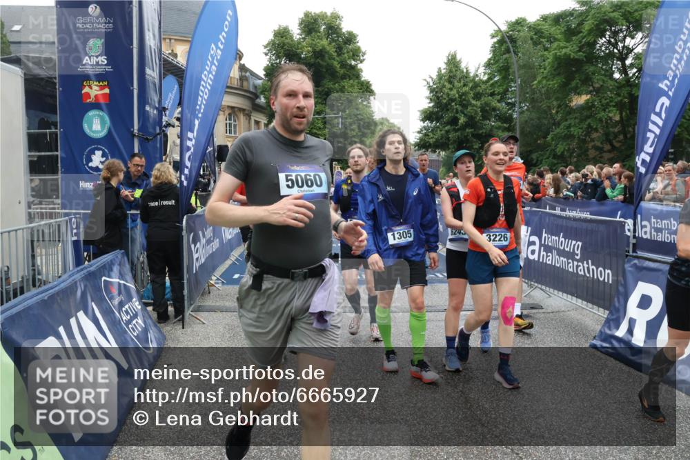 30.06.2024 - hella hamburg halbmarathon Lena Gebhardt http://msf.ph/oto/6665927 30.06.2024 11:13:59 Ziel 1032, 1305, 1358, 1825, 2724, 3226, 4595, 4615, 5060, 5398, 6243, 6410, 6675, 9052, 9054, 9347, 9728, 9875, 10189, 11706, 12037, 13273 meine-sportfotos.de