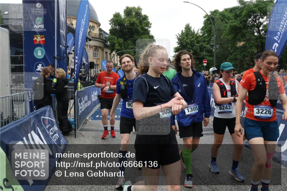 30.06.2024 - hella hamburg halbmarathon Lena Gebhardt http://msf.ph/oto/6666136 30.06.2024 11:14:00 Ziel 1032, 1305, 1358, 1825, 2724, 3226, 4615, 5060, 5398, 5401, 6243, 6410, 6675, 9052, 9054, 9728, 9875, 10189, 11706, 12037, 13273 meine-sportfotos.de