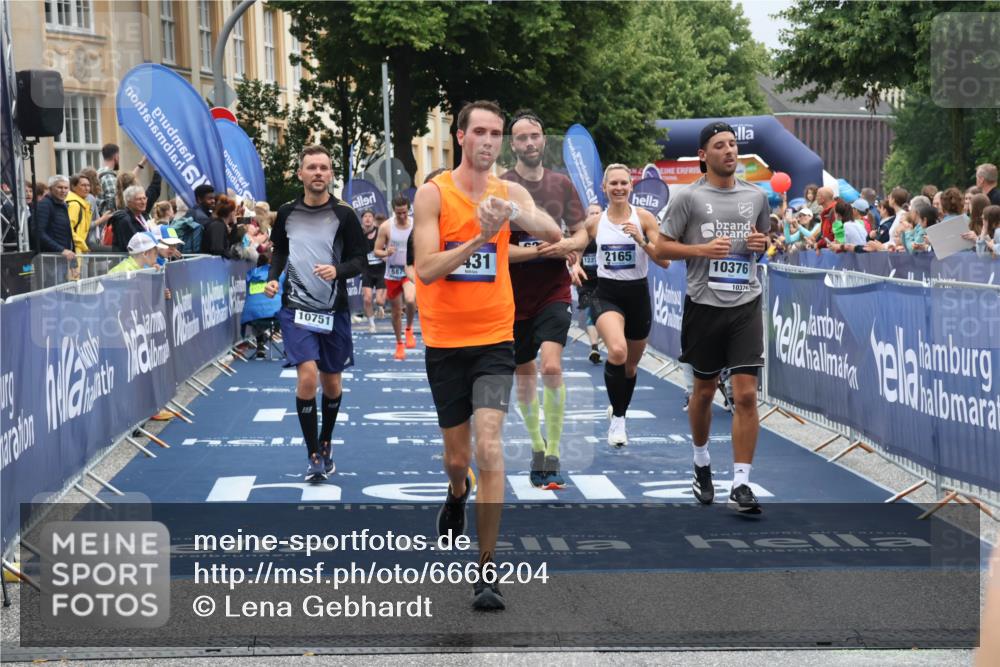 30.06.2024 - hella hamburg halbmarathon Lena Gebhardt http://msf.ph/oto/6666204 30.06.2024 10:42:41 Ziel 2165, 3431, 4256, 5879, 6331, 6912, 9973, 10376, 10990, 12271, 13015, 13087 meine-sportfotos.de