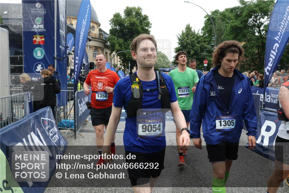 30.06.2024 - hella hamburg halbmarathon Lena Gebhardt http://msf.ph/oto/6666292 30.06.2024 11:14:01 Ziel 1032, 1305, 1358, 1825, 3226, 4615, 5060, 5398, 5401, 6243, 6410, 6675, 9052, 9054, 9728, 9875, 10189, 11706, 12037, 13273, 13289 meine-sportfotos.de