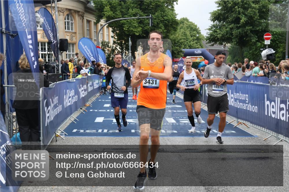 30.06.2024 - hella hamburg halbmarathon Lena Gebhardt http://msf.ph/oto/6666434 30.06.2024 10:42:42 Ziel 2165, 2968, 3431, 4256, 5879, 6331, 6912, 9973, 10376, 10990, 12271, 13015, 13087 meine-sportfotos.de