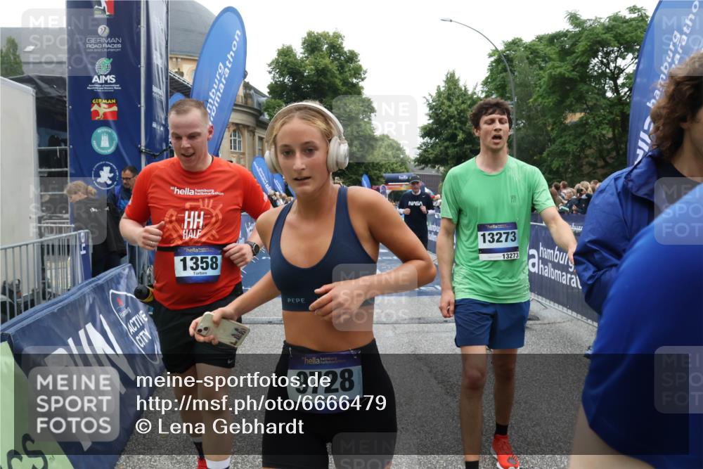 30.06.2024 - hella hamburg halbmarathon Lena Gebhardt http://msf.ph/oto/6666479 30.06.2024 11:14:02 Ziel 547, 1032, 1305, 1358, 1825, 3226, 4139, 4615, 5060, 5398, 5401, 6243, 6410, 6675, 7970, 9052, 9054, 9728, 9875, 10189, 11706, 12037, 12561, 13273, 13289 meine-sportfotos.de