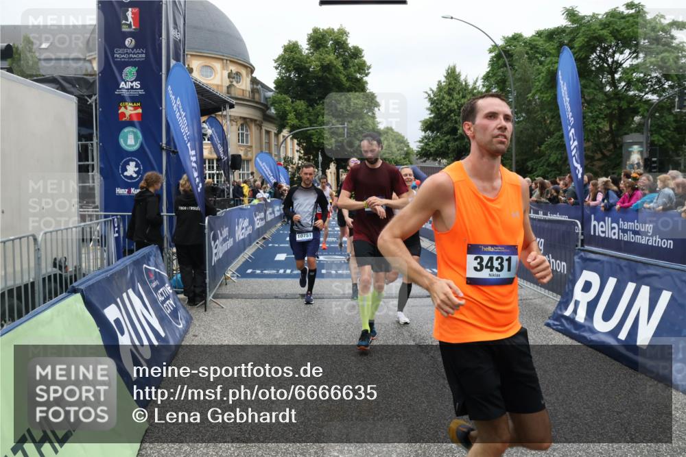 30.06.2024 - hella hamburg halbmarathon Lena Gebhardt http://msf.ph/oto/6666635 30.06.2024 10:42:43 Ziel 2165, 2968, 3431, 4256, 5879, 6218, 6331, 6912, 7157, 9973, 10376, 10990, 12271, 13015, 13087 meine-sportfotos.de