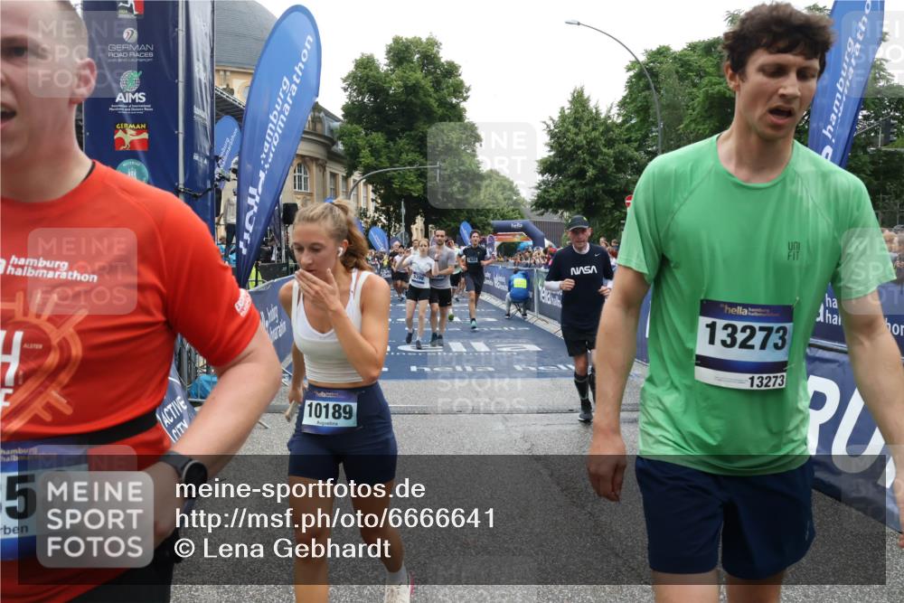 30.06.2024 - hella hamburg halbmarathon Lena Gebhardt http://msf.ph/oto/6666641 30.06.2024 11:14:03 Ziel 547, 1358, 1793, 1825, 3226, 4139, 4615, 5060, 5398, 5401, 6243, 6675, 7970, 9052, 9054, 9728, 9875, 10189, 10788, 11018, 11706, 12037, 12561, 13273, 13289 meine-sportfotos.de