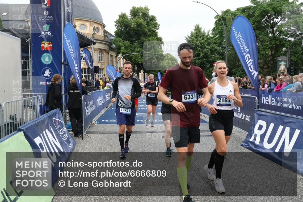 30.06.2024 - hella hamburg halbmarathon Lena Gebhardt http://msf.ph/oto/6666809 30.06.2024 10:42:44 Ziel 2165, 2968, 3431, 4256, 5879, 6218, 6331, 7157, 8364, 9973, 10376, 10990, 12271, 13015, 13087 meine-sportfotos.de