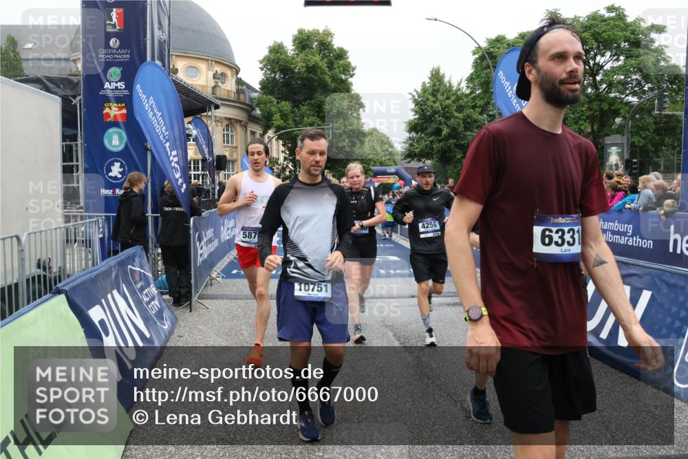 30.06.2024 - hella hamburg halbmarathon Lena Gebhardt http://msf.ph/oto/6667000 30.06.2024 10:42:45 Ziel 2165, 2968, 3431, 4256, 5471, 5879, 6218, 6331, 7157, 8364, 9973, 10376, 10990, 12271, 13015, 13087 meine-sportfotos.de