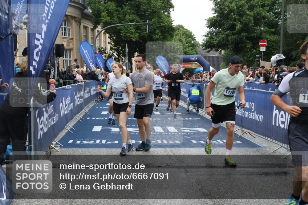 30.06.2024 - hella hamburg halbmarathon Lena Gebhardt http://msf.ph/oto/6667091 30.06.2024 11:14:06 Ziel 547, 1190, 1793, 1825, 3916, 4139, 4615, 5398, 5401, 5581, 7970, 8838, 10189, 10788, 11018, 11706, 12037, 12212, 12382, 12561, 13289 meine-sportfotos.de