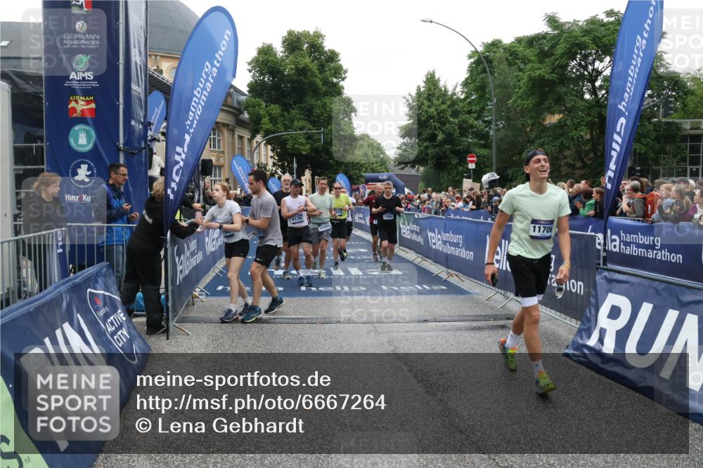 30.06.2024 - hella hamburg halbmarathon Lena Gebhardt http://msf.ph/oto/6667264 30.06.2024 11:14:07 Ziel 547, 1190, 1793, 1825, 3916, 4139, 4615, 5398, 5401, 5581, 7970, 8342, 8838, 10788, 11018, 11706, 12155, 12212, 12382, 12561, 13289 meine-sportfotos.de