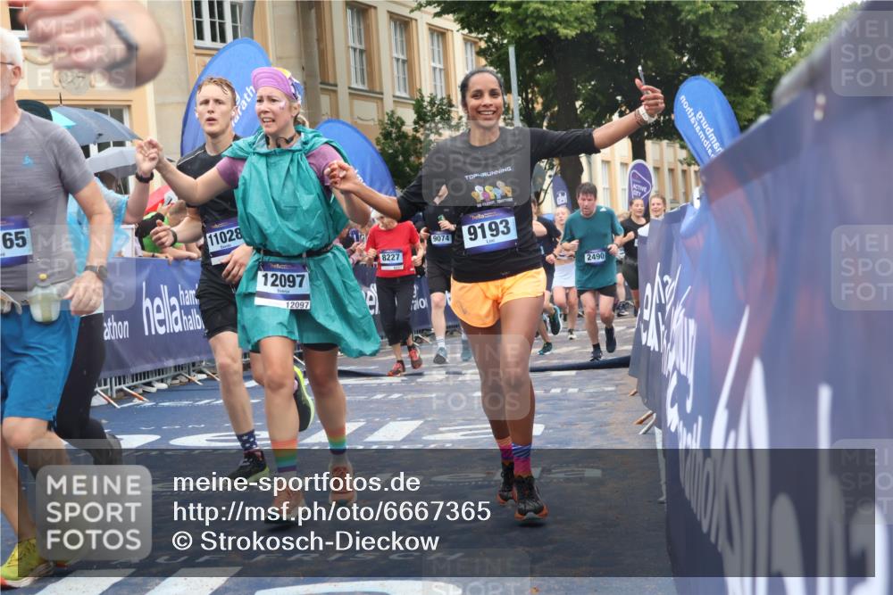 30.06.2024 - hella hamburg halbmarathon Strokosch-Dieckow http://msf.ph/oto/6667365 30.06.2024 11:44:51 Ziel 786, 796, 956, 1711, 2039, 2490, 2650, 2884, 3527, 3567, 3943, 3944, 4083, 4212, 4298, 4690, 5918, 7687, 7688, 7971, 8007, 8227, 8254, 8419, 8549, 9074, 9128, 9136, 9193, 9601, 9659, 9843, 9913, 10028, 10163, 10165, 10236, 10397, 10832, 10938, 11028, 11127, 11327, 11652, 11666, 11775, 11835, 12092, 12097, 13029 meine-sportfotos.de