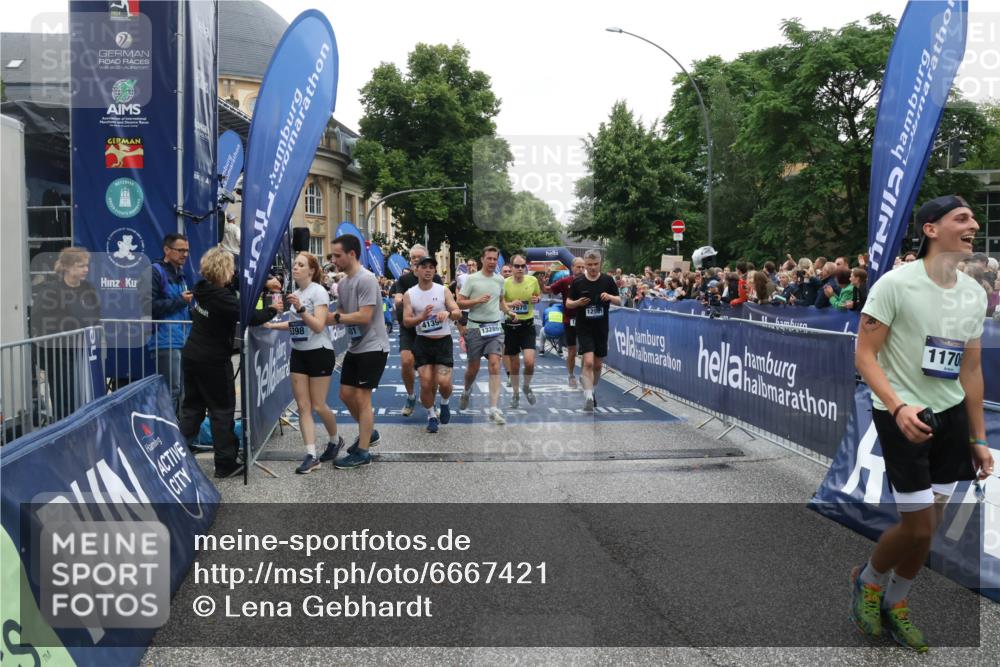 30.06.2024 - hella hamburg halbmarathon Lena Gebhardt http://msf.ph/oto/6667421 30.06.2024 11:14:08 Ziel 547, 1190, 1793, 1825, 3916, 4139, 4615, 5398, 5401, 5581, 7970, 8342, 8838, 10788, 11018, 11706, 12155, 12191, 12205, 12212, 12382, 12561, 13289 meine-sportfotos.de